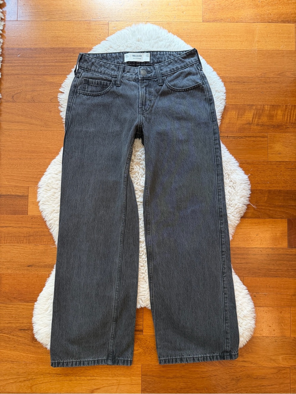 Hollister Low-Rise Baggy Jeans - Picture 2 of 4